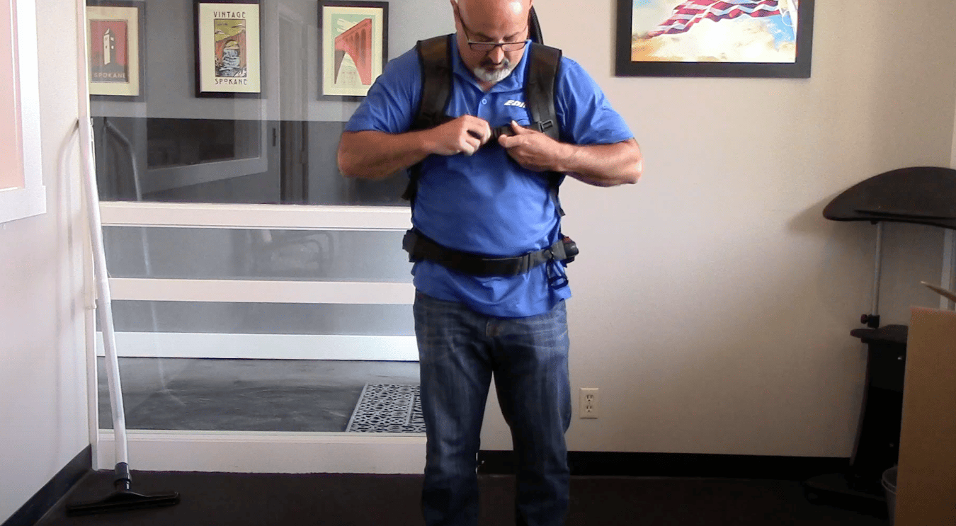 Adjusting vacuum backpack cleaner with straps