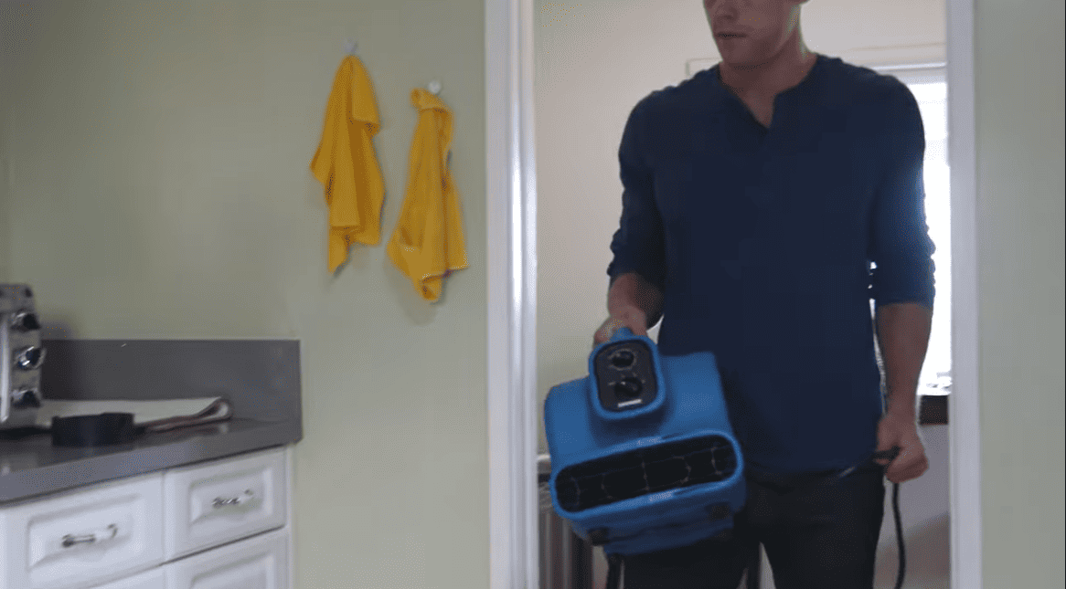 XPOWER_X-400A man holding the air mover