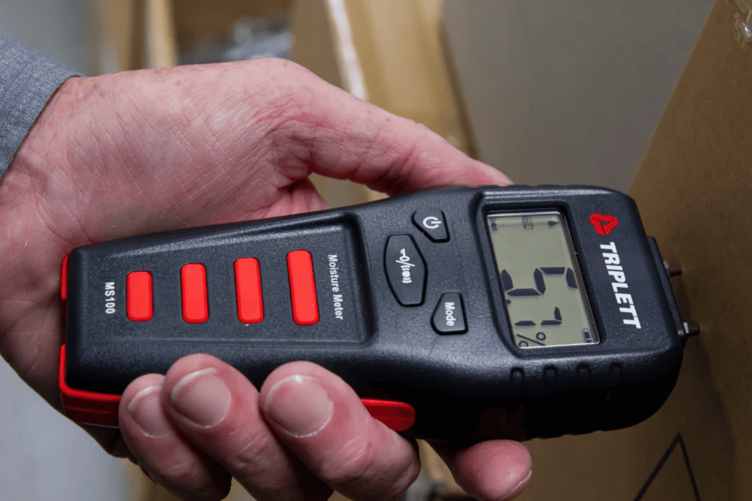 Using Triplett MS150 Pin & Pinless Moisture Meter to detect moisture on a wall